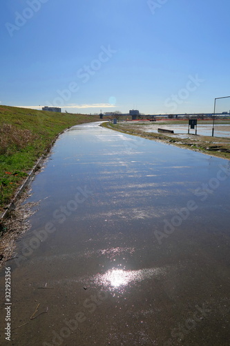 Wallpaper Mural 逆光の雨上がりの早春の江戸川土手と濡れた舗道風景 Torontodigital.ca