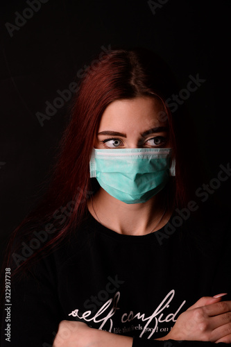 Frau jung hübsch mit atemschutzmaske virus corona coronavirus grippe schutz maske china photo