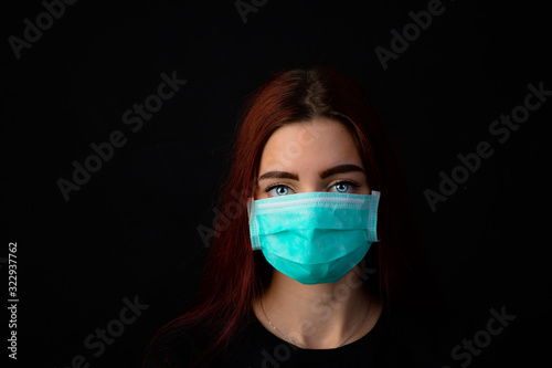 Frau jung hübsch mit atemschutzmaske virus corona coronavirus grippe schutz maske china photo