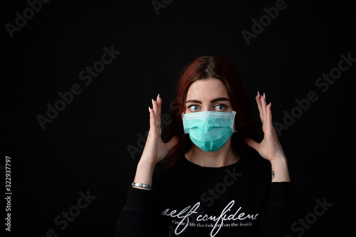 Frau jung hübsch mit atemschutzmaske virus corona coronavirus grippe schutz maske china photo