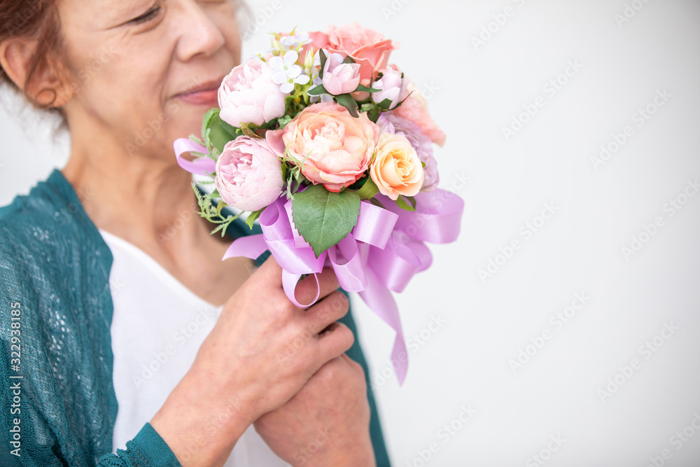 中高年の女性と花束