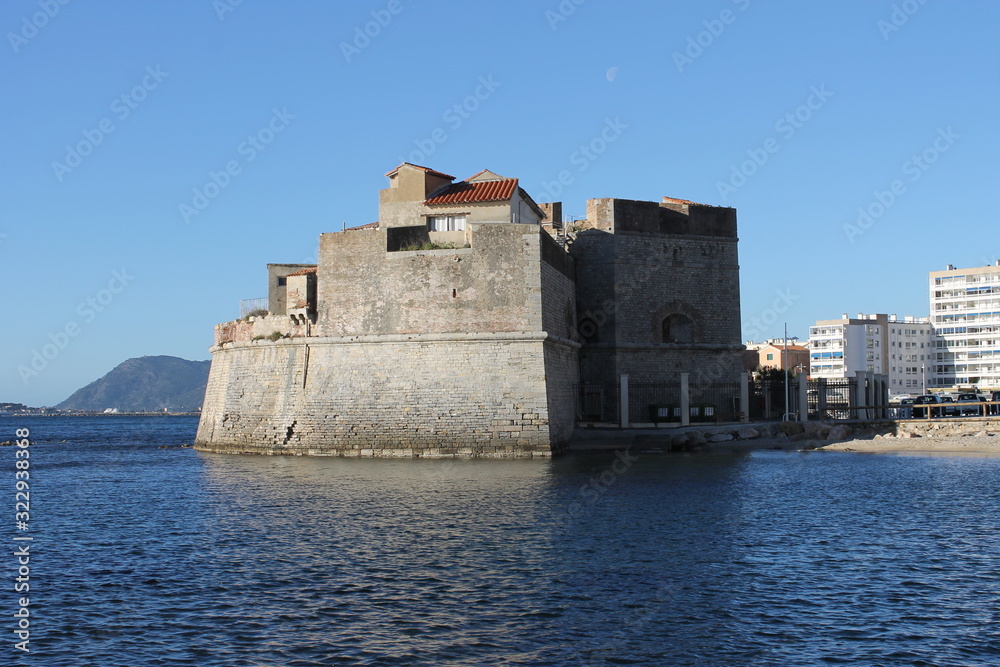 Une vue sur le Fort Saint-Louis à Toulon