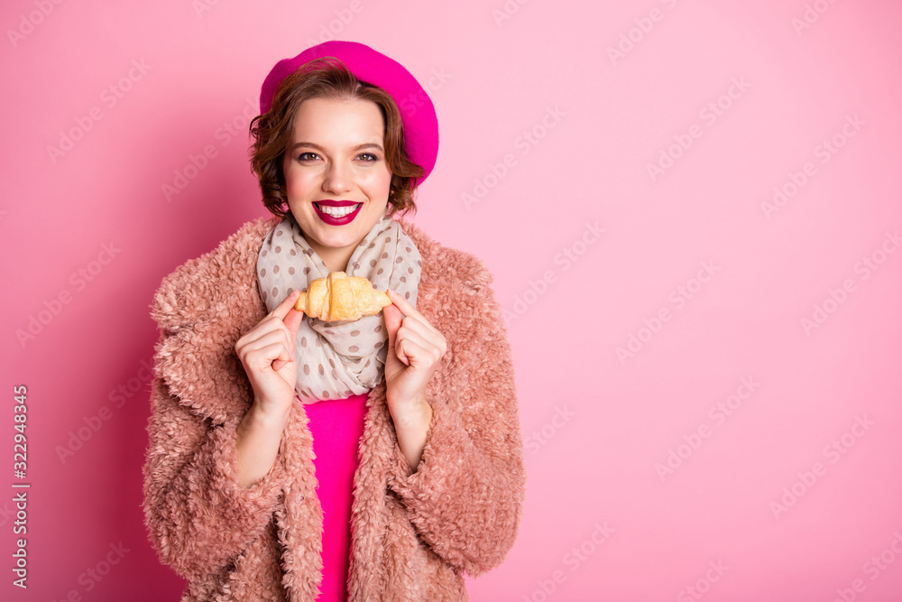 Photo of pretty lady traveler hold fresh croissant morning snack abroad trip wear casual stylish fur coat scarf beret cap outfit clothes isolated pink color background Photo of pretty lady traveler hold fresh croissant morning snack abroad trip wear casual stylish fur coat scarf beret cap outfit clothes isolated pink color background