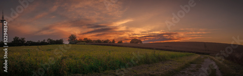 HDR Panorama über Feld mit Sonnenuntergang.