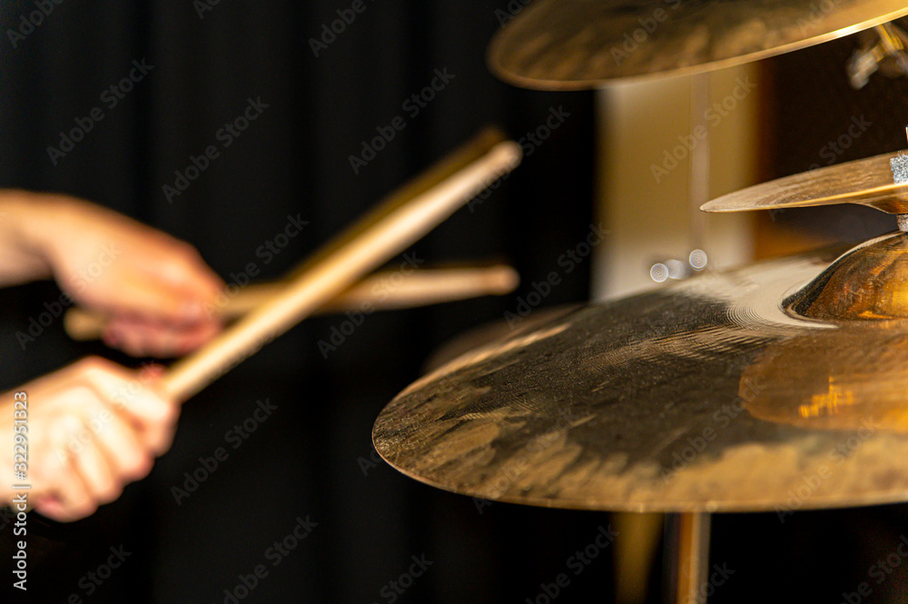 Foto de Shiny cymbals of a drum set with a pair of hands with drum ...