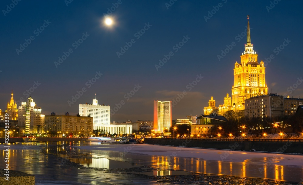 Obraz premium Night at Krasnopresnenskaya embankment