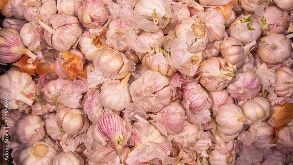 fresh garlic at the supermarket kiosk. Fresh garlic on display in the grocery store. garlic on the shelves in the usual market. fresh garlic at the supermarket kiosk. Fresh garlic on display in the grocery store. garlic on the shelves in the usual market.