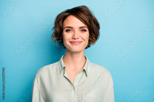Foto Closeup photo of attractive cute business lady short bob hairstyle smiling good