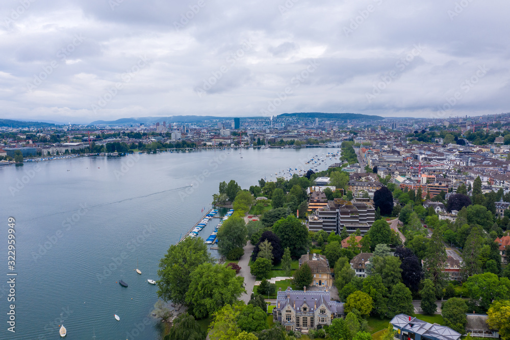 Luftaufnahme von Zürich mit Zürichsee