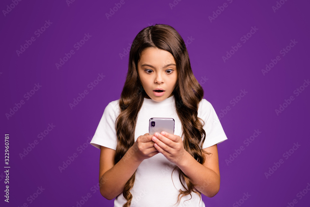 Close-up portrait of her she nice attractive lovely cute astonished wavy-haired girl using device 5g app browsing comment isolated on bright vivid shine vibrant purple violet lilac color background Close-up portrait of her she nice attractive lovely cute astonished wavy-haired girl using device 5g app browsing comment isolated on bright vivid shine vibrant purple violet lilac color background