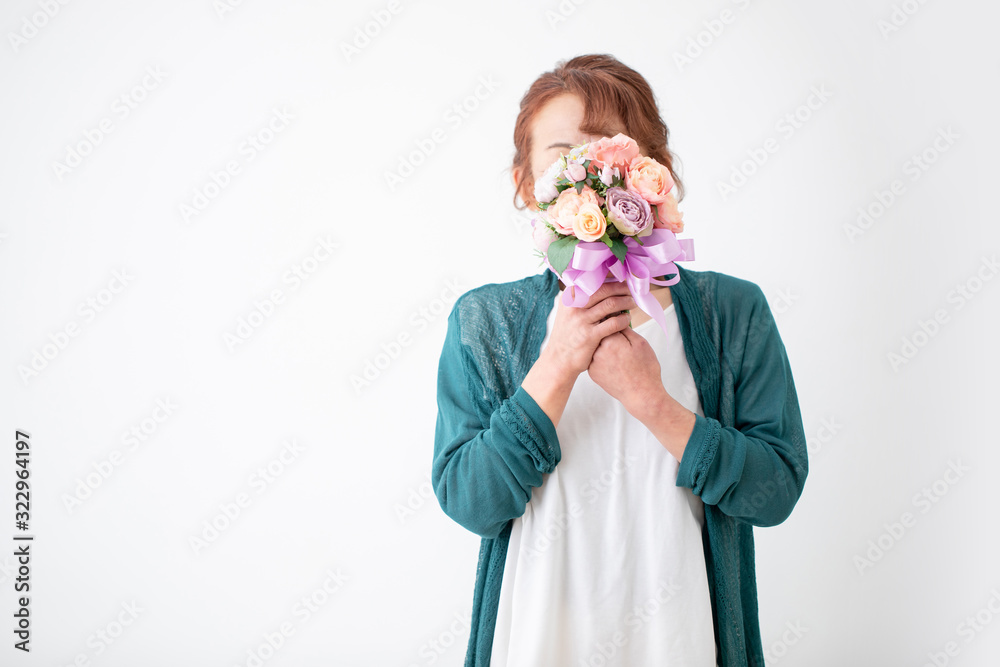 中高年の女性と花束 中高年の女性と花束
