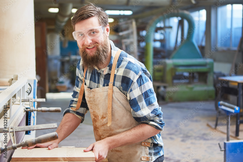 Hipster Tischler mit Bart als Möbelbauer Stock Photo | Adobe Stock