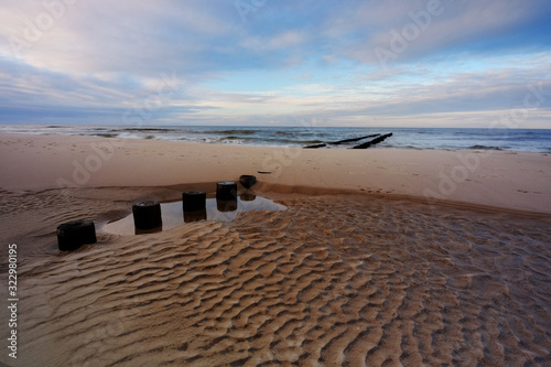 Morze Bałtyckie,falochron na piaszczystej plaży w Kołobrzegu,Polska.
