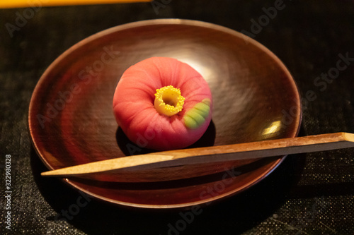 器に盛られた和菓子