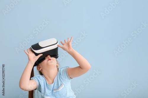 Little girl with virtual re...