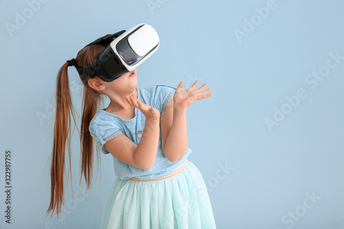 Little girl with virtual re...