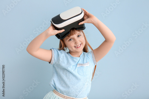 Little girl with virtual re...