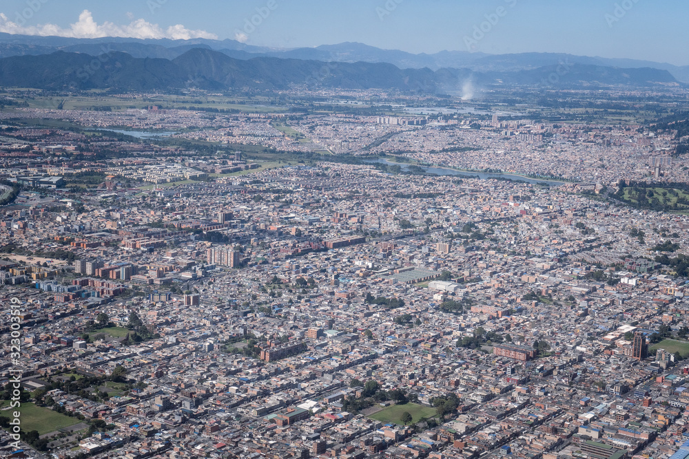 Vista aerea de la ciudad de Bogotá un día soleado, Capital de Colombia