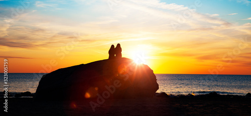 Paar bei Romantischer Stimmung bei Sonnenuntergang