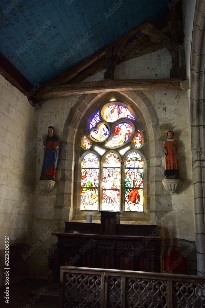 Détail du vitrail, Saint Herbot chapelle du hameau de Saint Herbot qui est partagé entre les communes de Plonévez-du-Faou (principalement) et Loqueffret en Bretagne 
