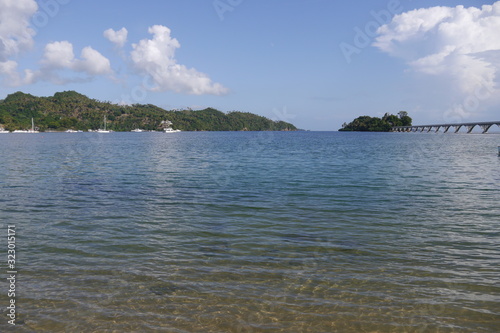 Meeresbucht in Samana Dominikanische Republik mit Meeresbr  cke