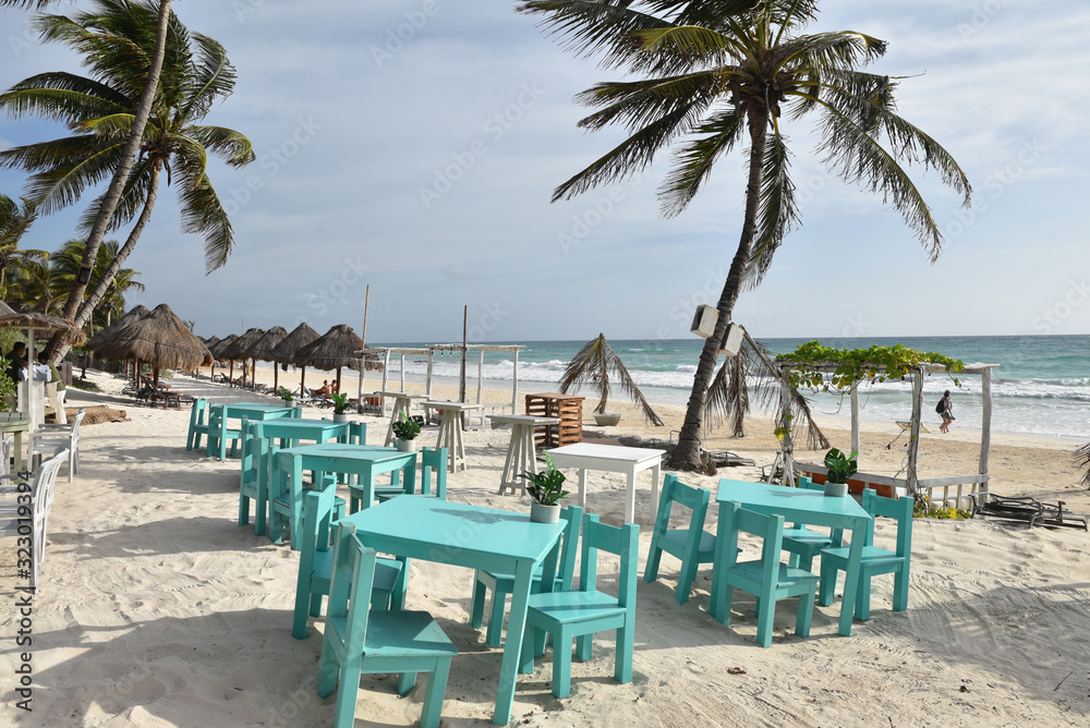 Chaises et tables sur la plage