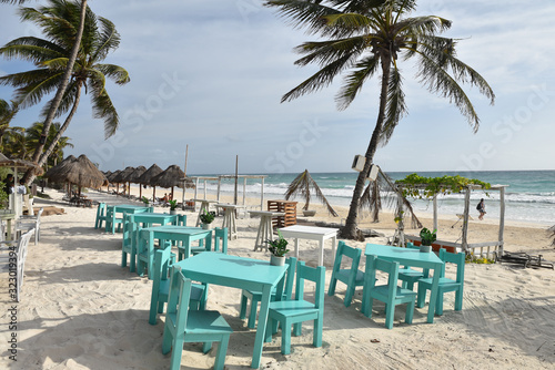 Chaises et tables sur la plage
