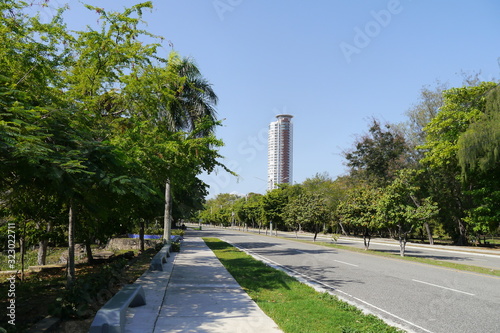 Leere Straße Avenida Parque Mirador Sur, Santo Domingo, Hochhaus