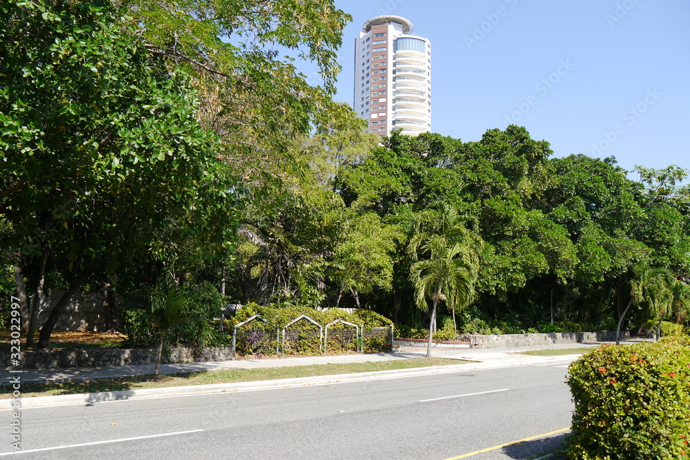 Obraz premium Straße Avenida Parque Mirador Sur, Santo Domingo, Hochhaus