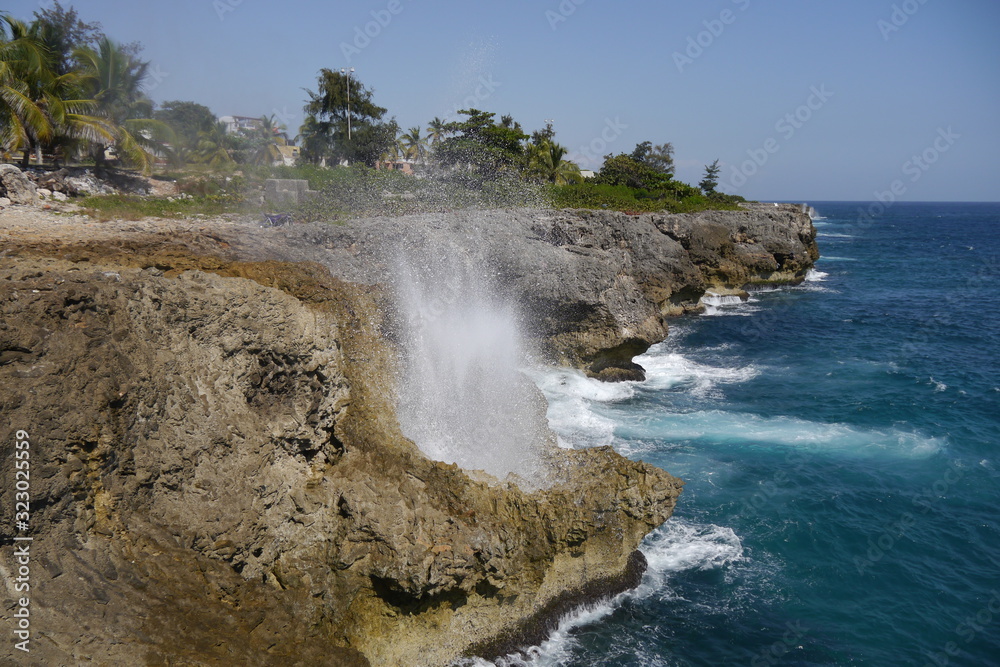 Felsenküste mit Geysir Karibik Santo Domingo