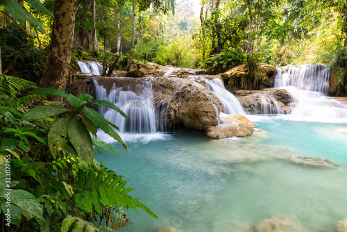 cascade et chute d'eau en asie paysage relaxant pour vacances dépaysantes © tunach17