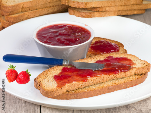 tartine avec biscotte et confiture de fraises
