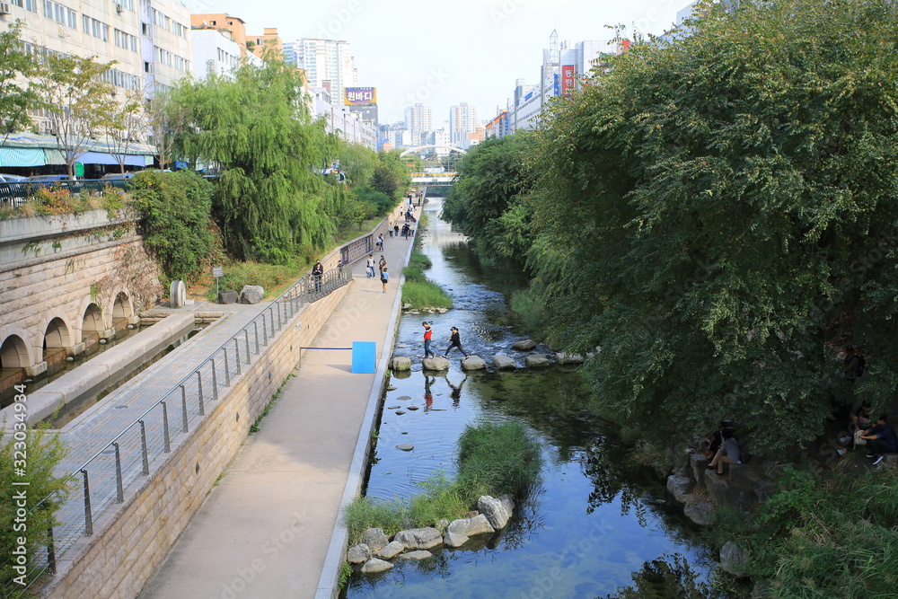 Φωτογραφία heonggyecheon, the tributary of han rivers near Gwangjang Market in Seoul