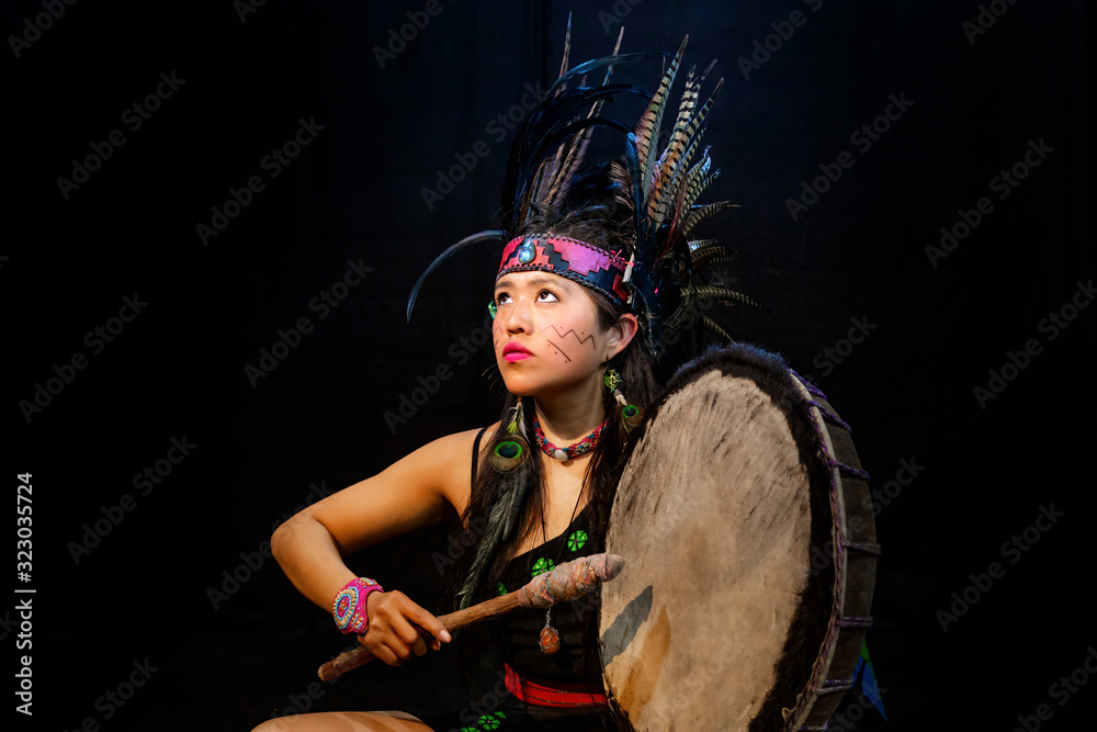 Φωτογραφία close up of young woman Teotihuacana, Xicalanca - Toltec in black background, wi