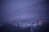 villaggio in montagna durante l’ora blu d’inverno