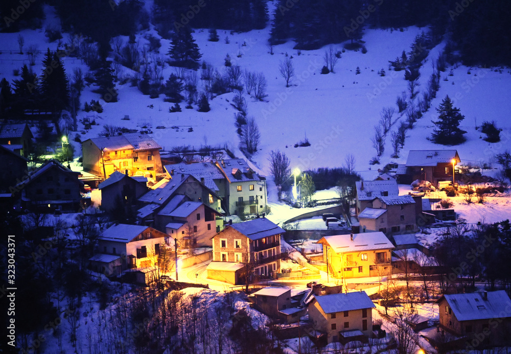 villaggio illuminato durante una sera d’inverno