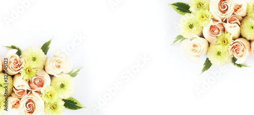 Foto Delicate floral arrangement on a white background