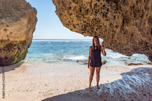 Portrait belle et charmante jeune femme caucasian brune aux yeux bleu joyeuse et confiance en soi séduisante chanceuse charismatique française européenne heureuse zen à Bali Indonésie photo