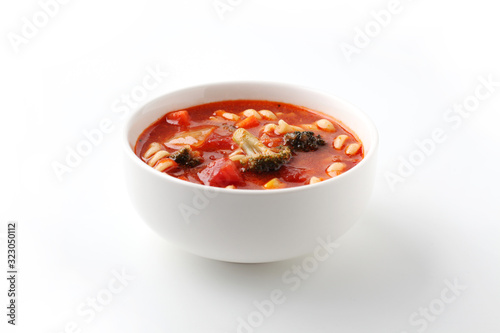 ミネストローネ トマト スープ パスタ 白背景