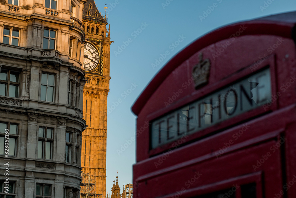 Obraz premium Blurry telephone cabin with the Big Ben