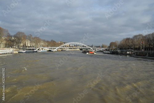 La passerelle Debilly enjambe la Seine, Paris, France. photo