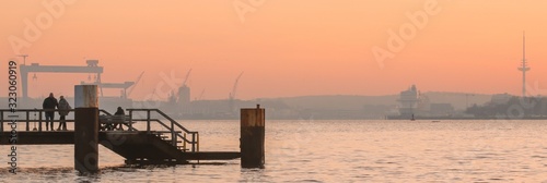 Photos strollers on the seabridge in Kitzeberg with the skyline of Kiel