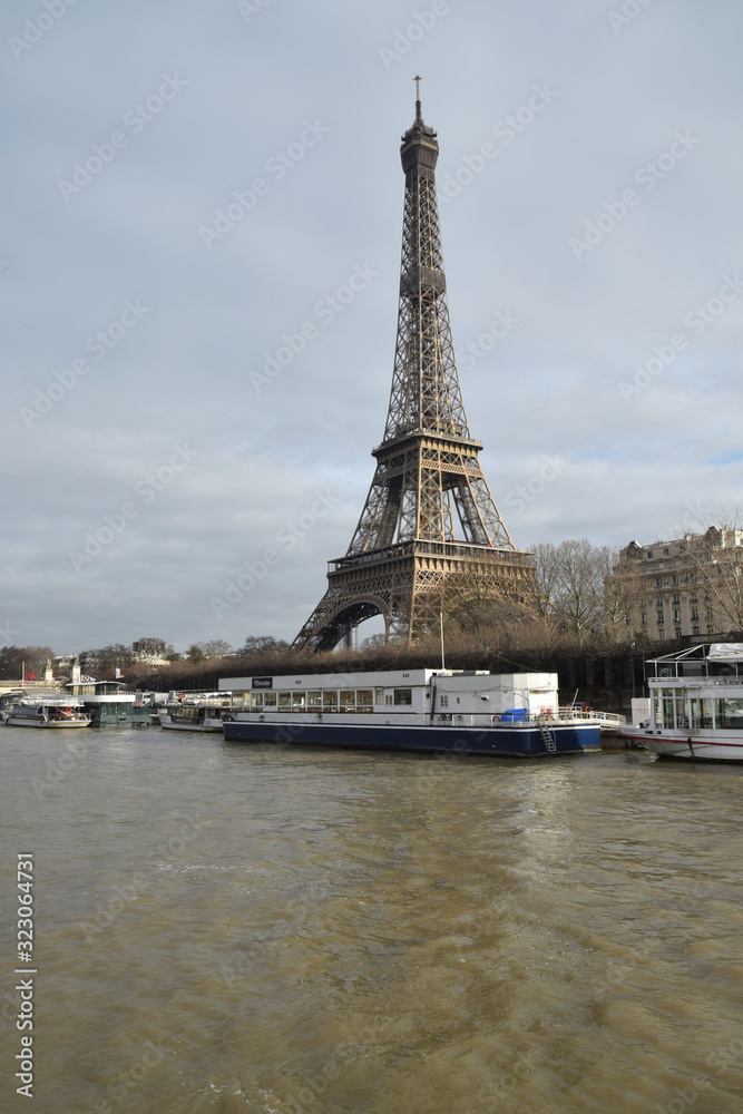 Fototapeta premium La tour Eiffel domine la Seine, Paris, France.