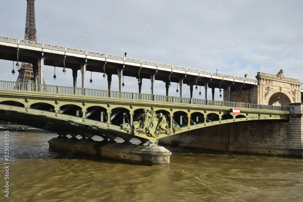 Le pont de Bir-Hakeim enjambe la Seine, Paris, France.