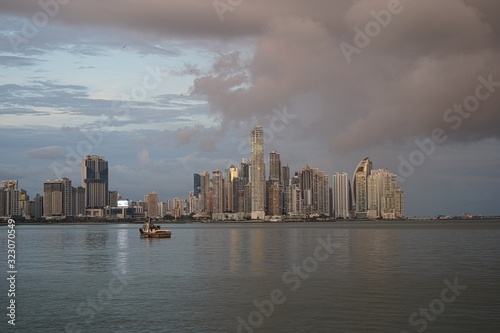 Die Altstadt von Panama, Skyline mit Brücke und Hochhäusern über das Meer fotografiert © Angelika Beck