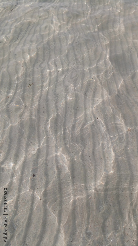 Obraz premium The white sand of the seabed and the coast combined with the clear water is amazing