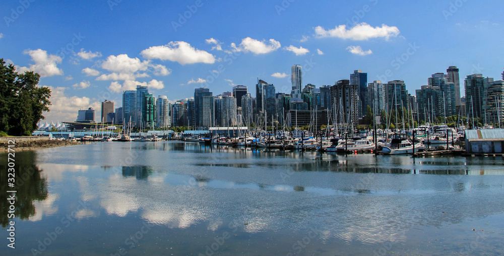 Obraz premium Vancouver skyline on a sunny day