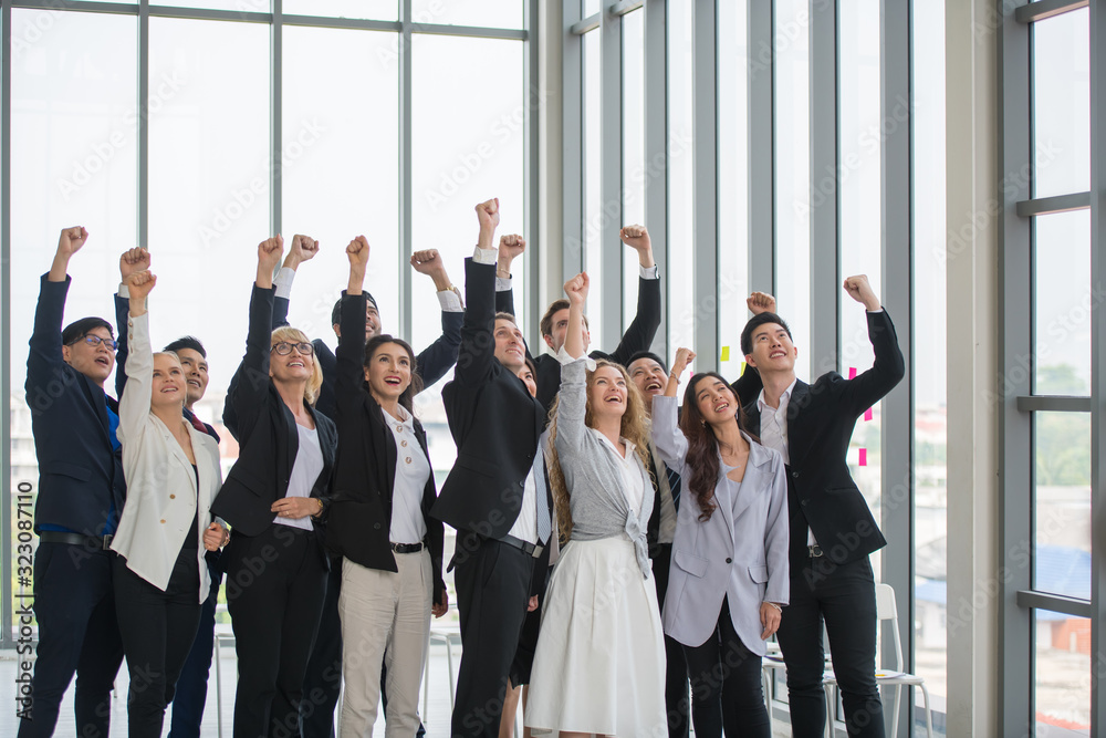 Obraz premium Business people raise hands in the meeting room