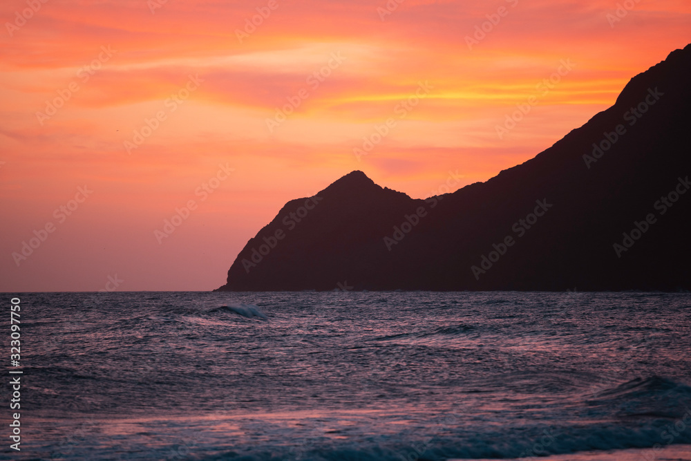 romantischer Sonnenuntergang an der Spanischen Küste, Meer, Wolken, Abendrot