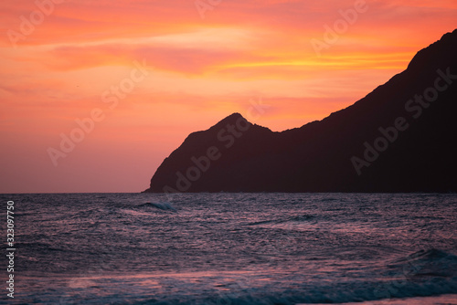 romantischer Sonnenuntergang an der Spanischen Küste, Meer, Wolken, Abendrot